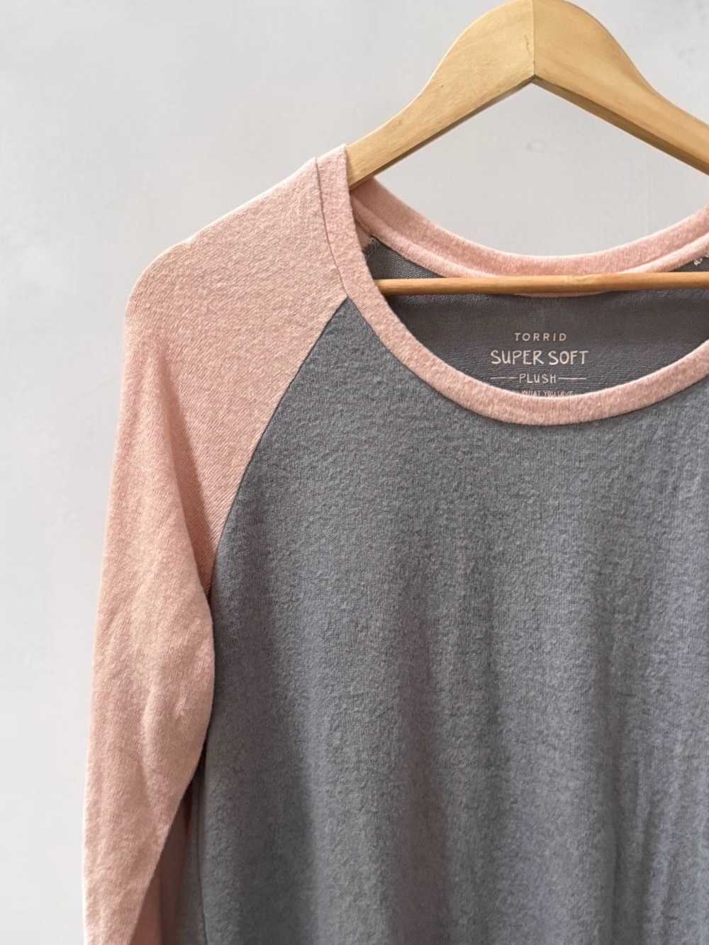 NWT Torrid Women’s Soft Plush Baseball Raglan Tee - Pink & Gray! Medium/Large! - Picture 3 of 9